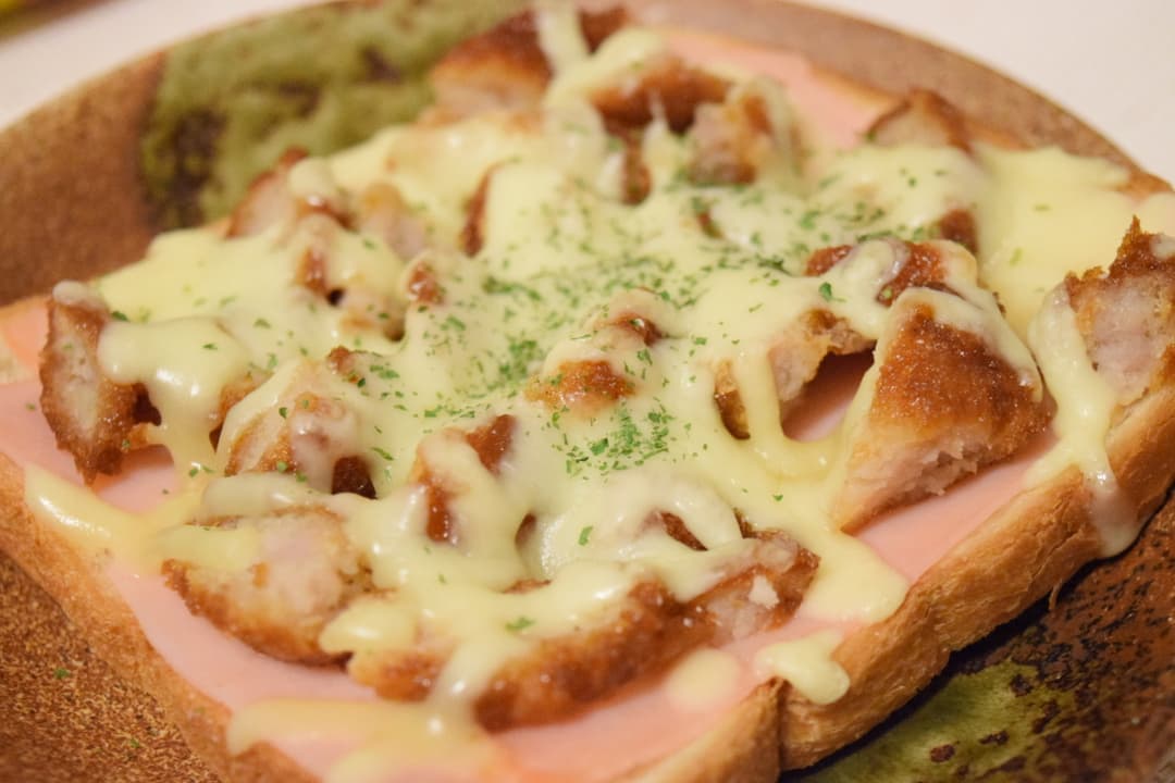 ハムチーズとんかつトーストの完成写真