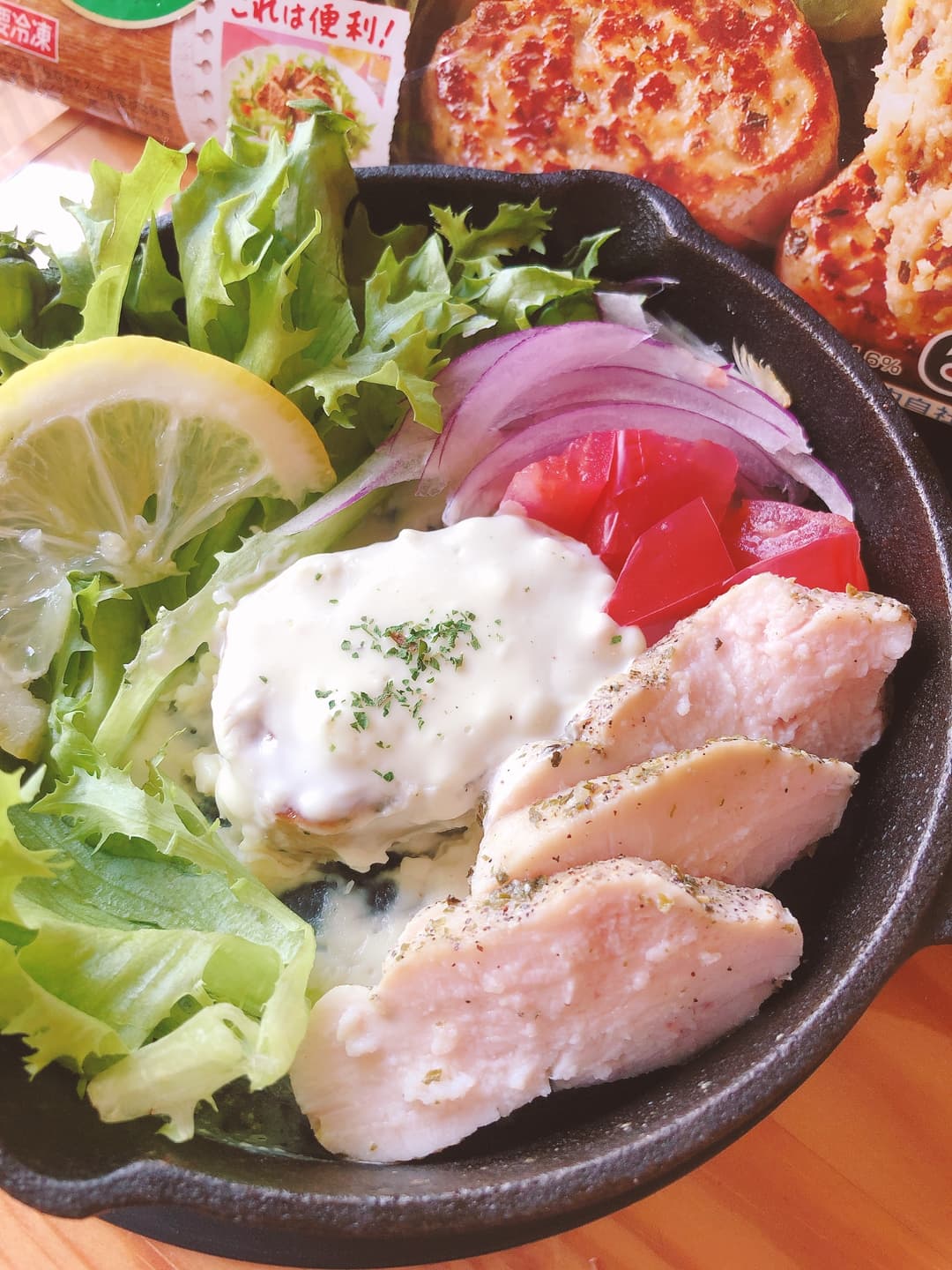 チキングリルのクリームチーズソースがけの完成写真