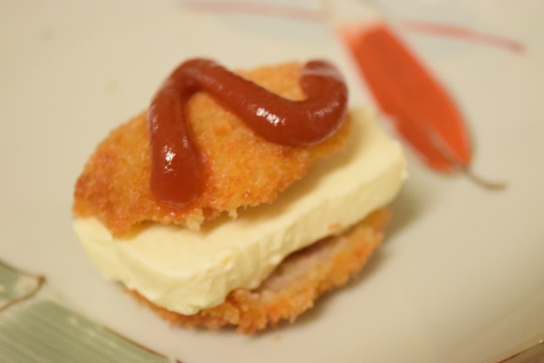 メンチカツのクリームチーズサンドの完成写真
