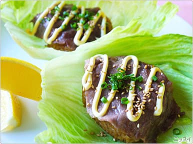 大きな大きな焼きおにぎりのレタス包みの完成写真