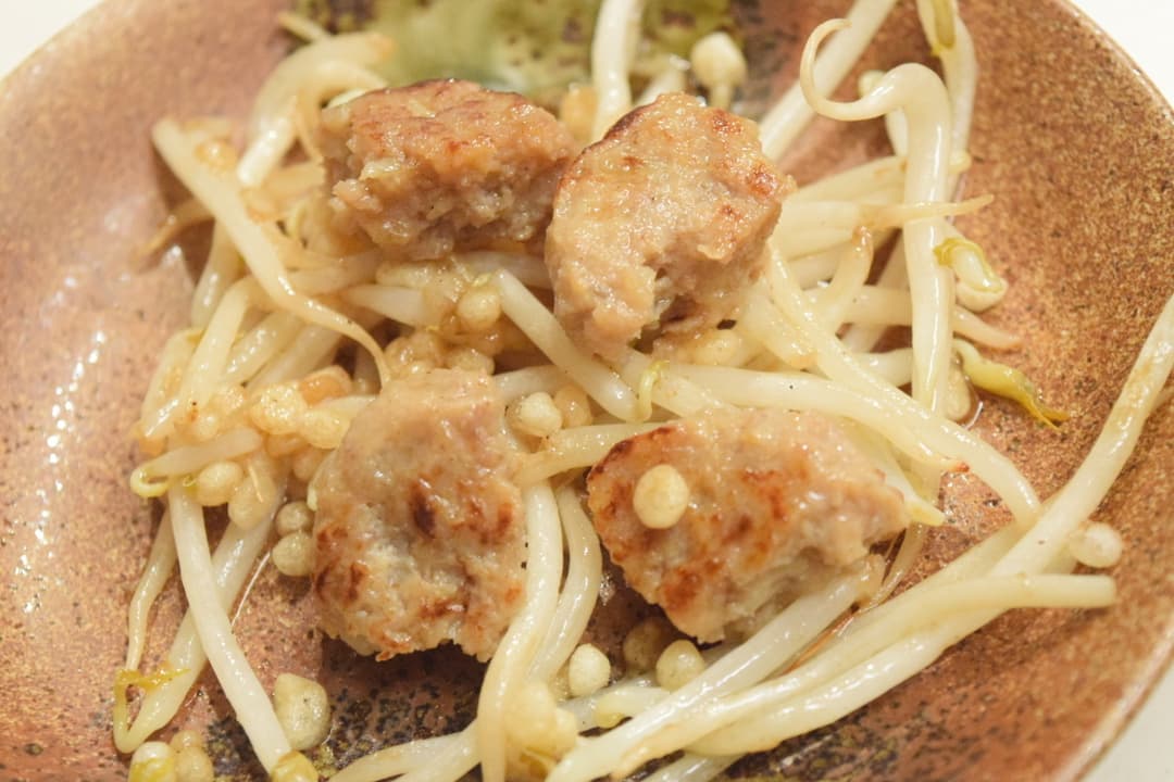 ハンバーグともやしの麺つゆ炒めの完成写真