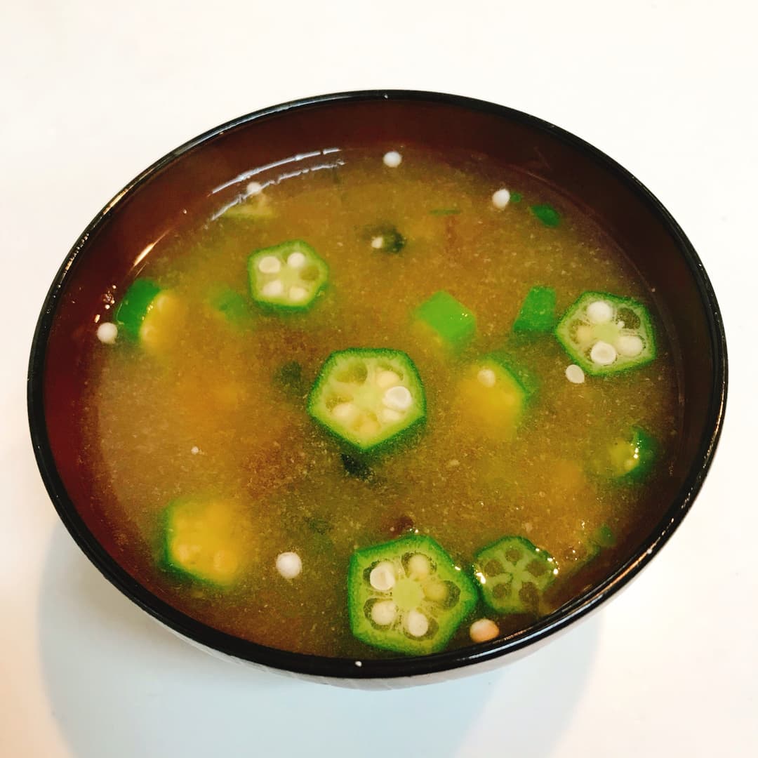 レンジで作るオクラとわかめの味噌汁の完成写真