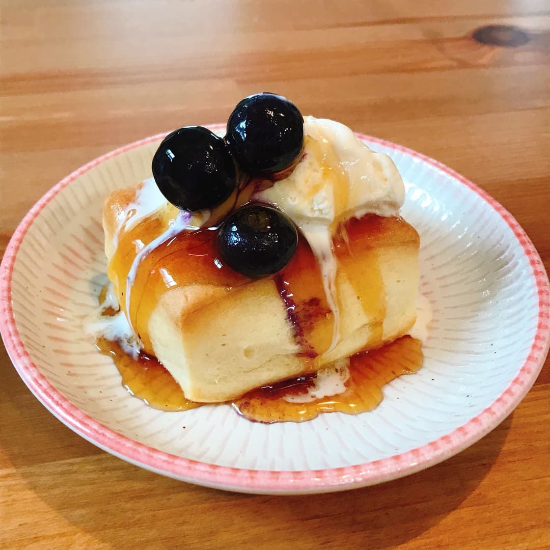 ホットビスケットとブルーベリーのデザートの完成写真