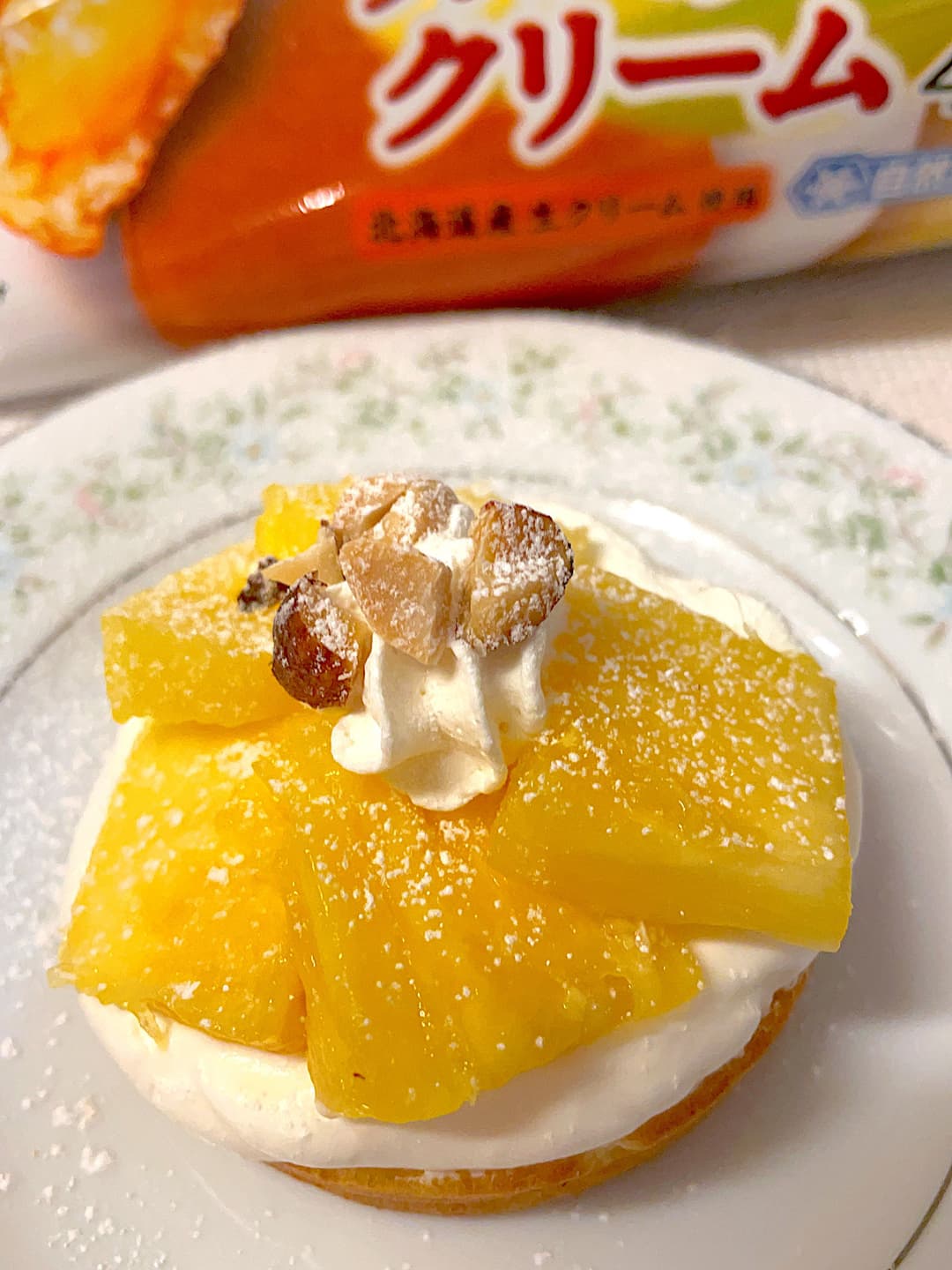 今川焼のパイナップルホイップのせの完成写真