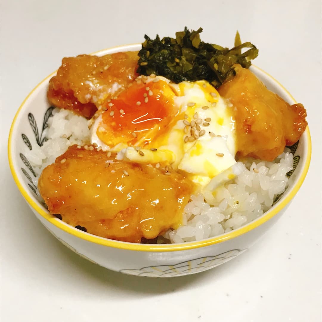 ハニーマスタードチキン温玉丼の完成写真