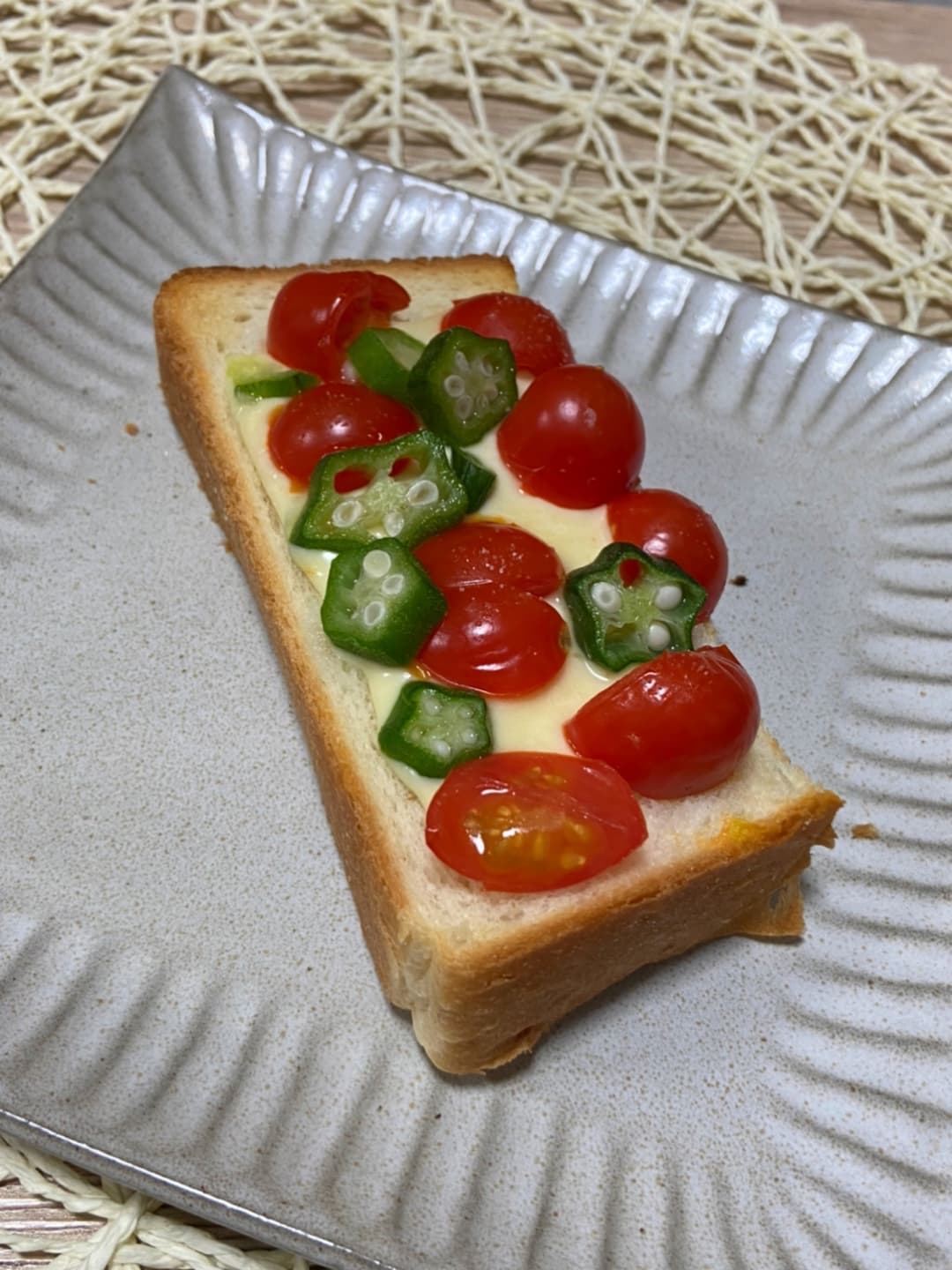 きざみオクラごろごろトマトトーストの完成写真