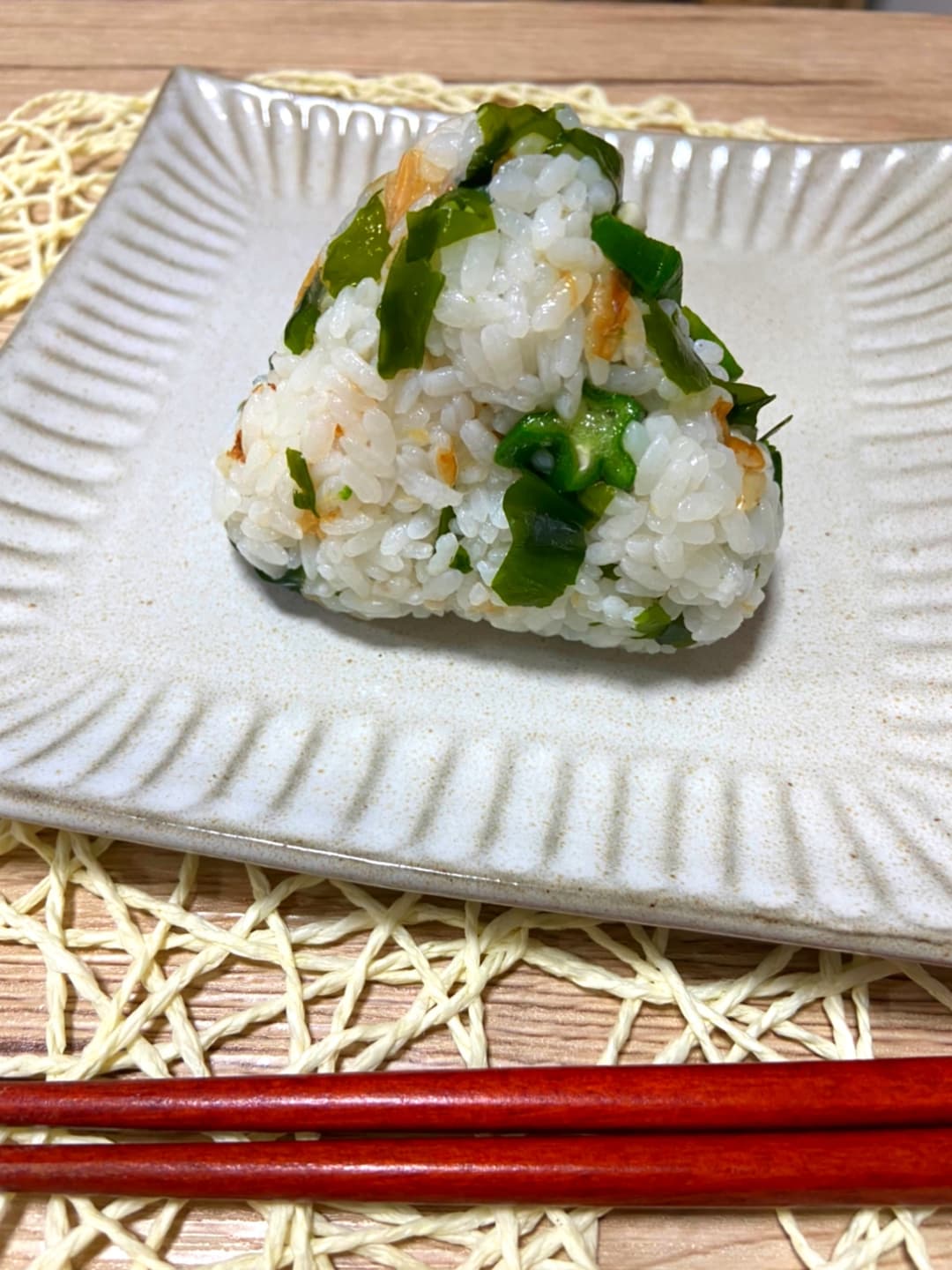 きざみオクラとワカメのおにぎりの完成写真