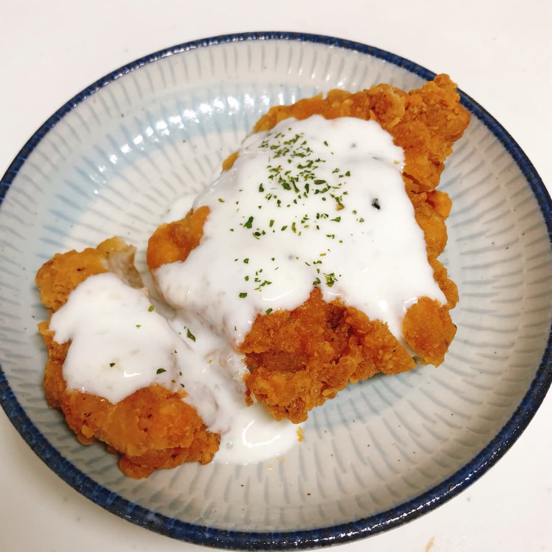 骨なしフライドチキンにんにくヨーグルトソースの完成写真