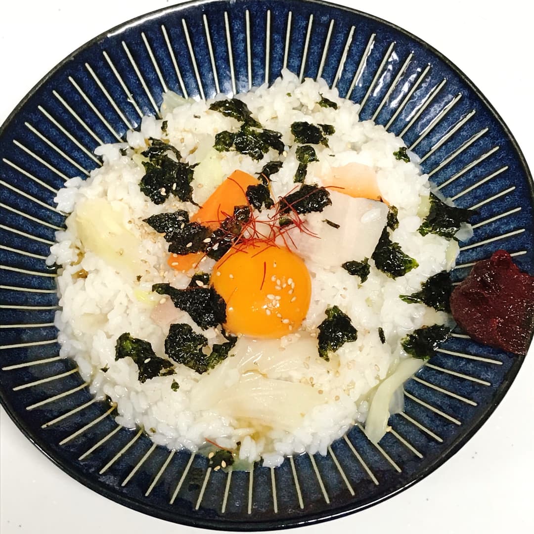 コチュジャンを添えた肉入りカット野菜雑炊の完成写真