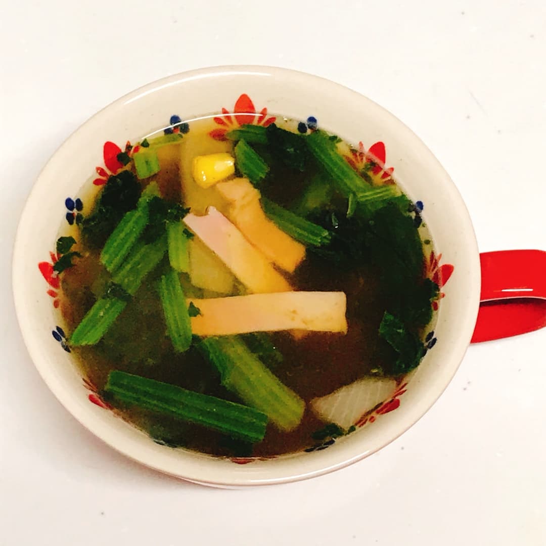 レンジで作るベーコンほうれんそうの味噌汁の完成写真