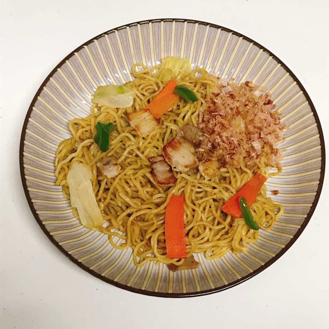 肉入りカット野菜のカレー焼きそばの完成写真
