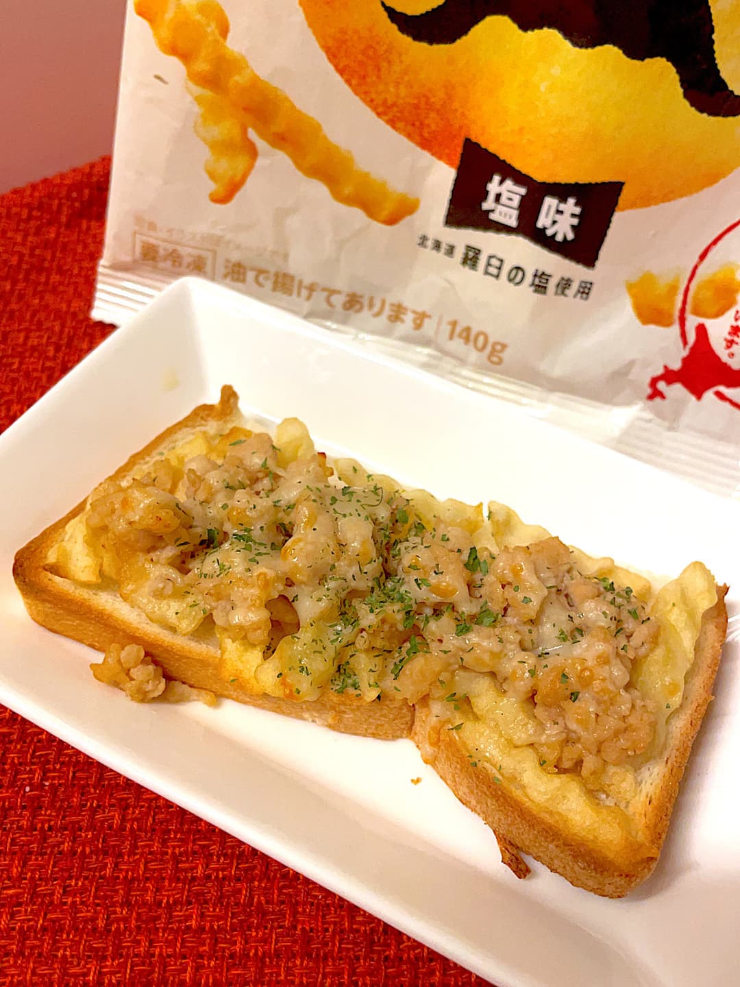 フライドポテトの鶏そぼろトーストの完成写真