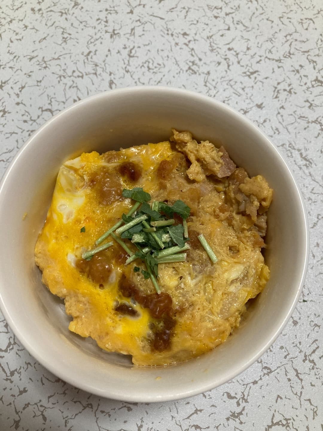 唐揚げの卵とじ丼の完成写真