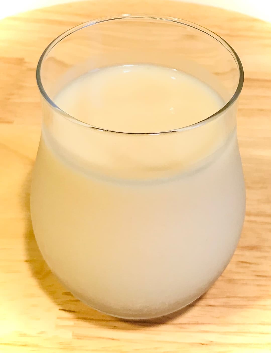 白桃と甘酒のスムージーの完成写真