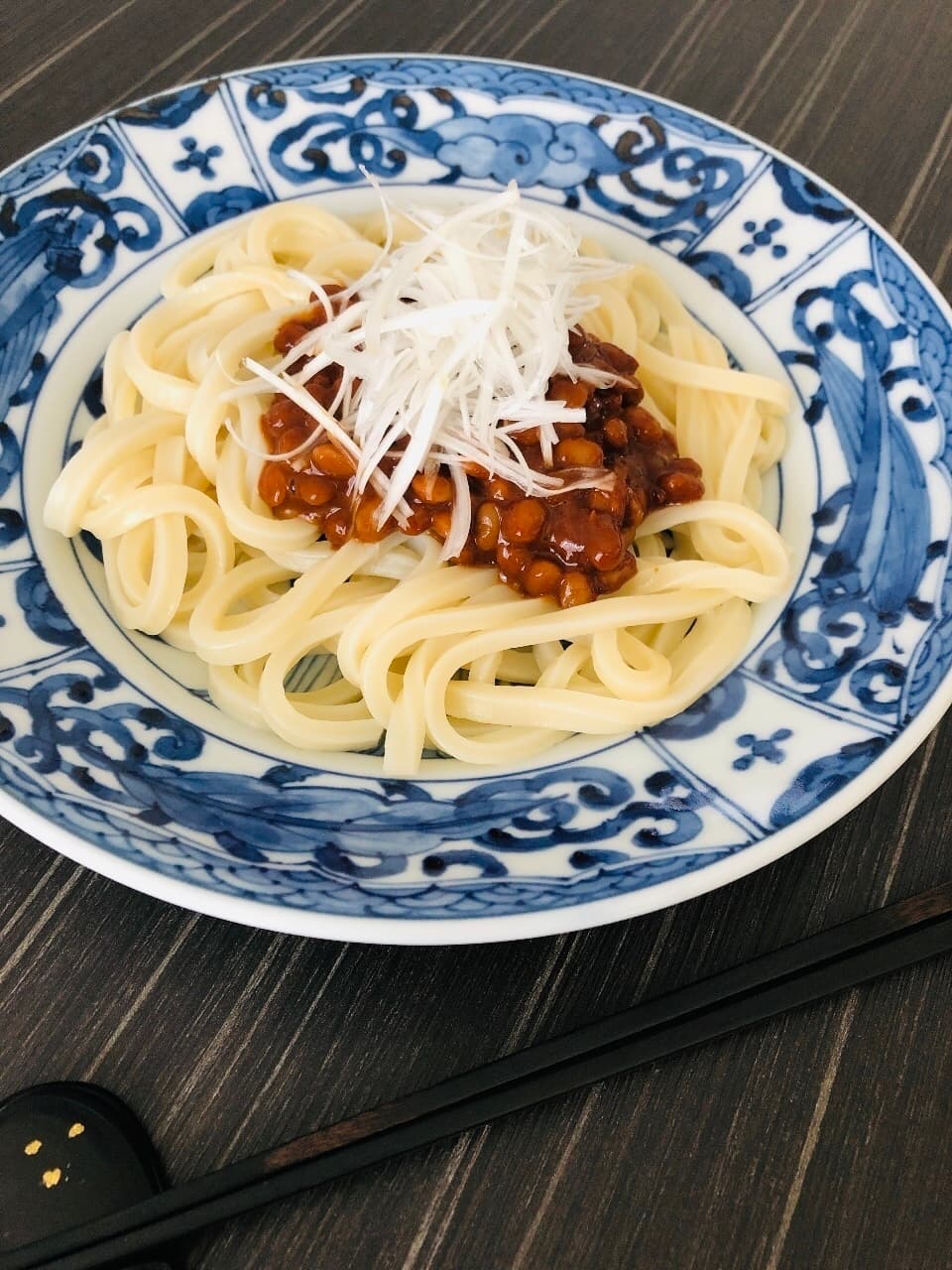 納豆ジャージャーぶっかけうどんの完成写真
