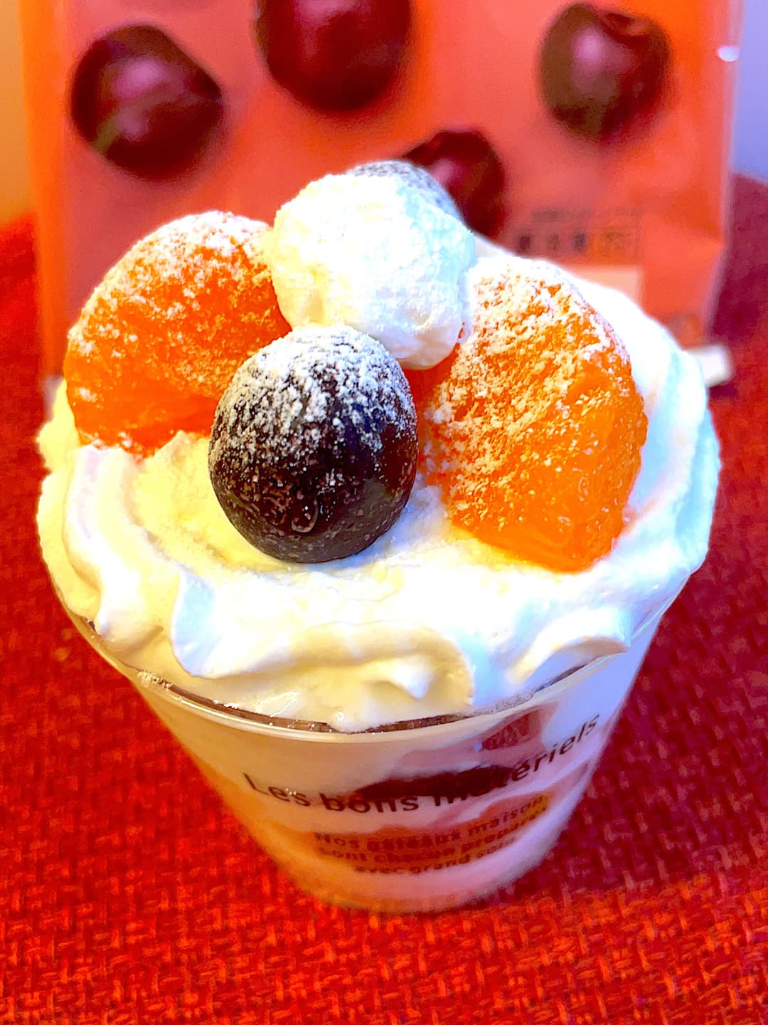 ヨーグルトホイップのチェリーパフェの完成写真