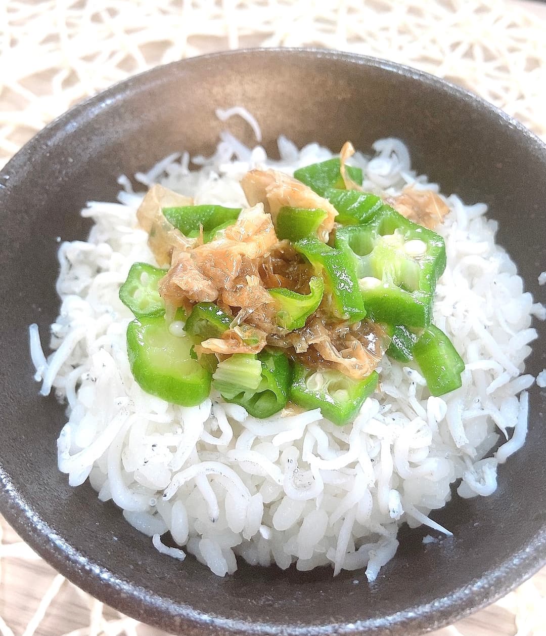 きざみオクラの和風しらす丼の完成写真