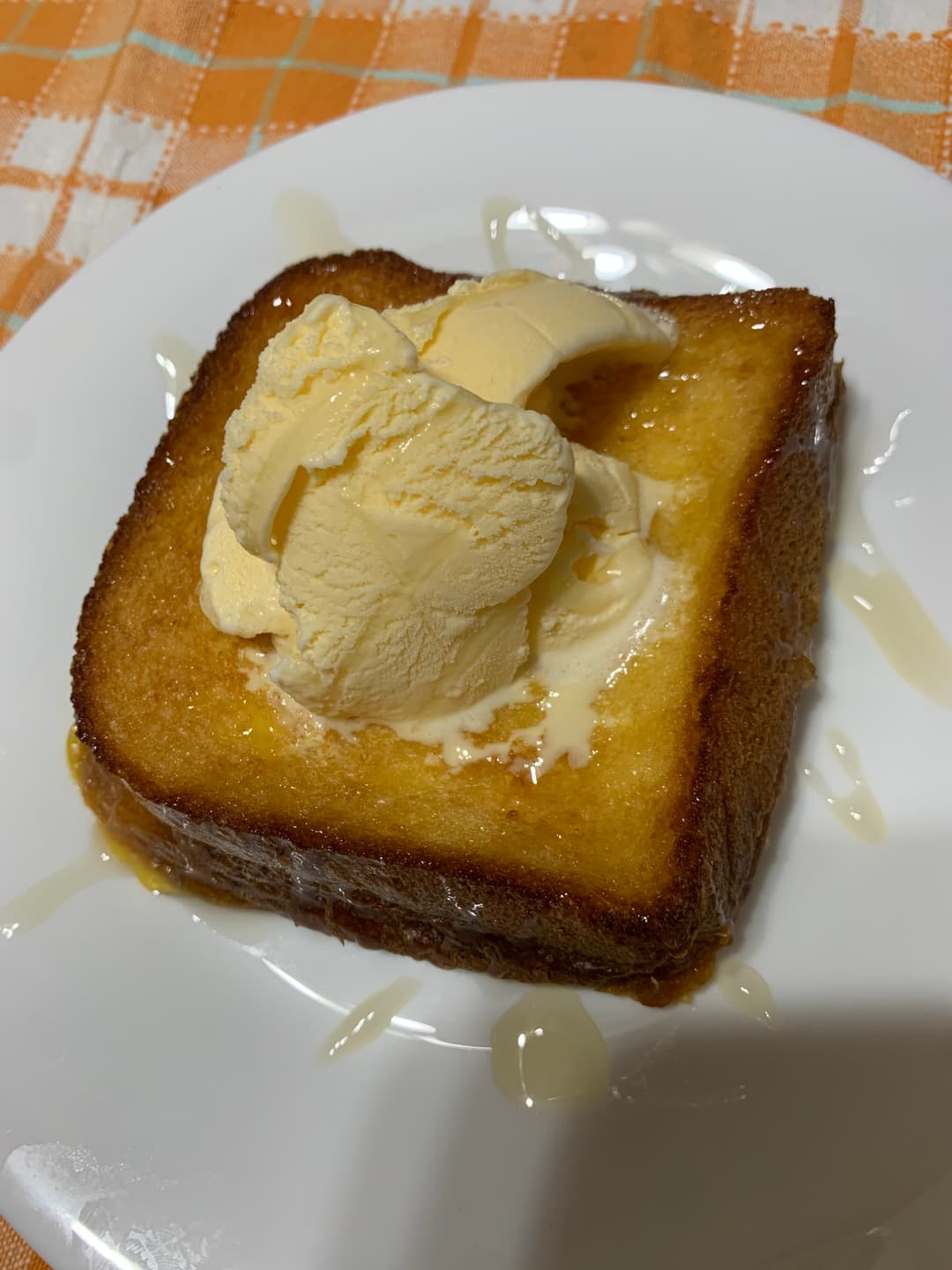 フレンチトーストのはちみつバニラアイスのせの完成写真