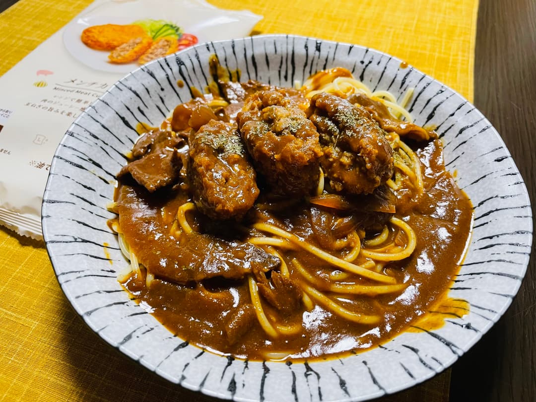 メンチカツカレーパスタの完成写真