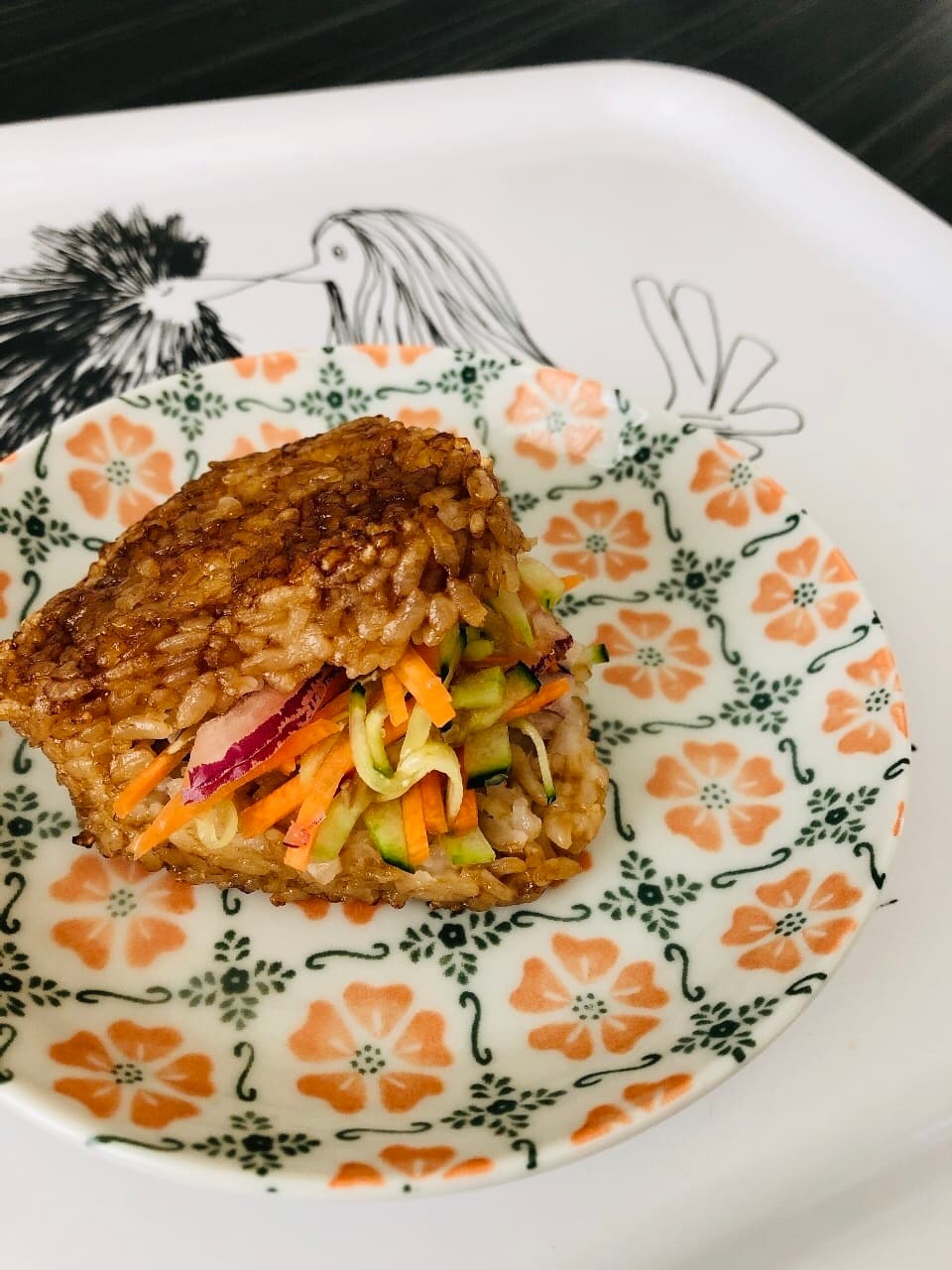 エスニックなサラダの焼きおにぎりバーガーの完成写真