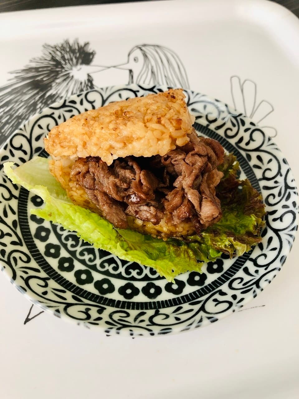 牛肉の焼きおにぎりバーガーの完成写真
