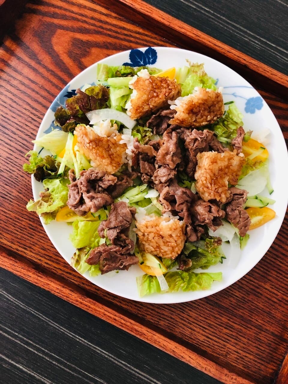 焼きおにぎりと牛肉のスタミナサラダの完成写真