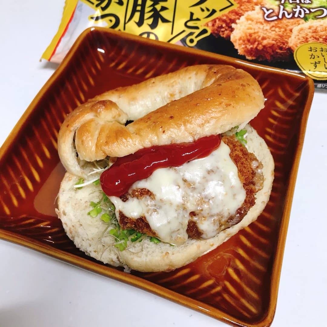 四元豚チーズロースかつのベーグルサンドの完成写真