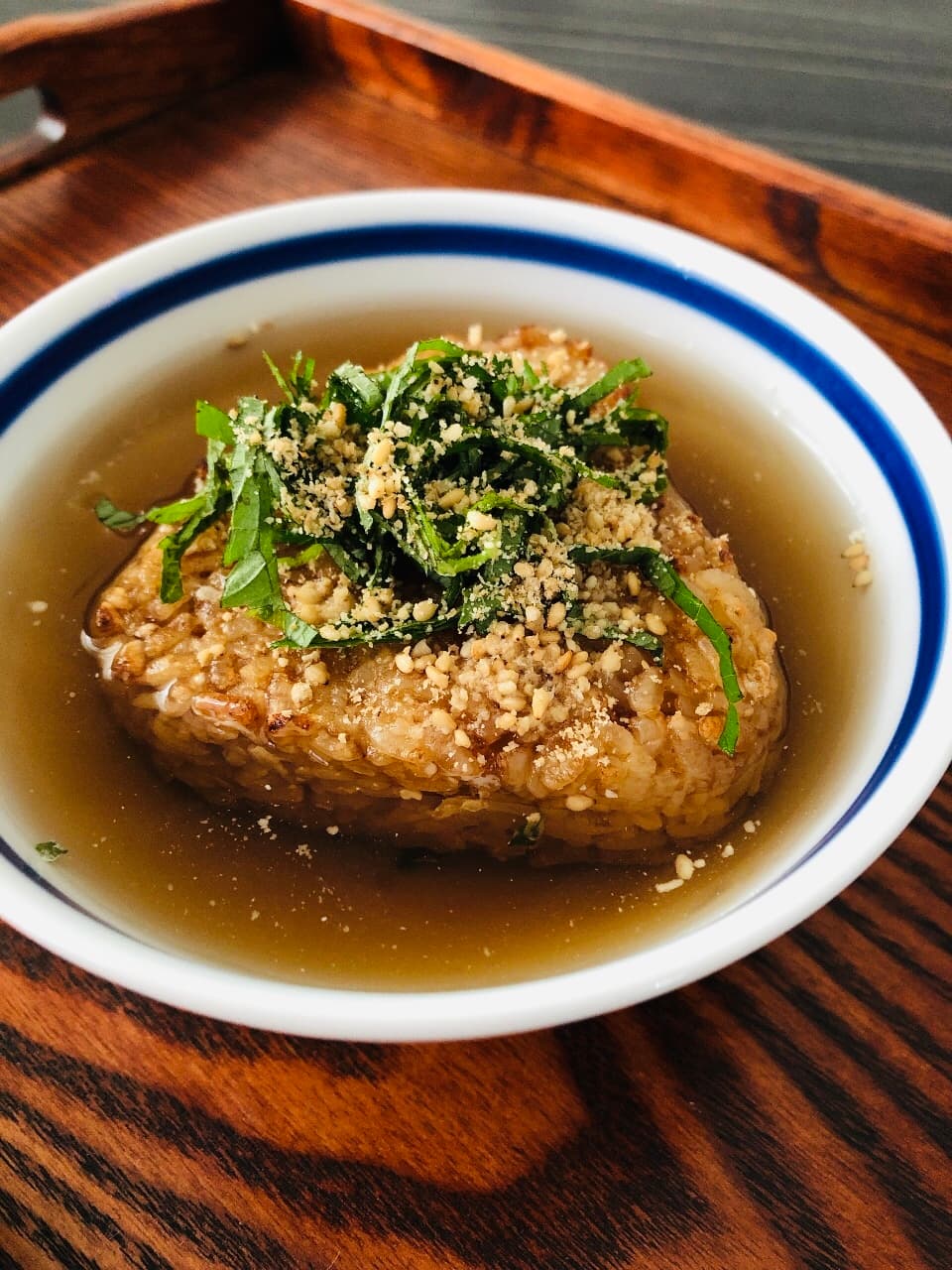焼きおにぎりと大葉の冷やし麦茶漬けの完成写真
