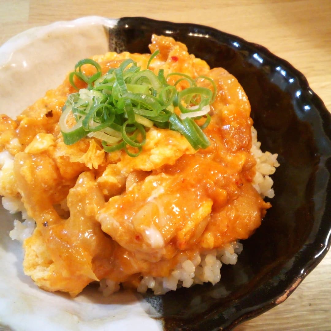 出汁を効かせたチーズタッカルビ丼の完成写真