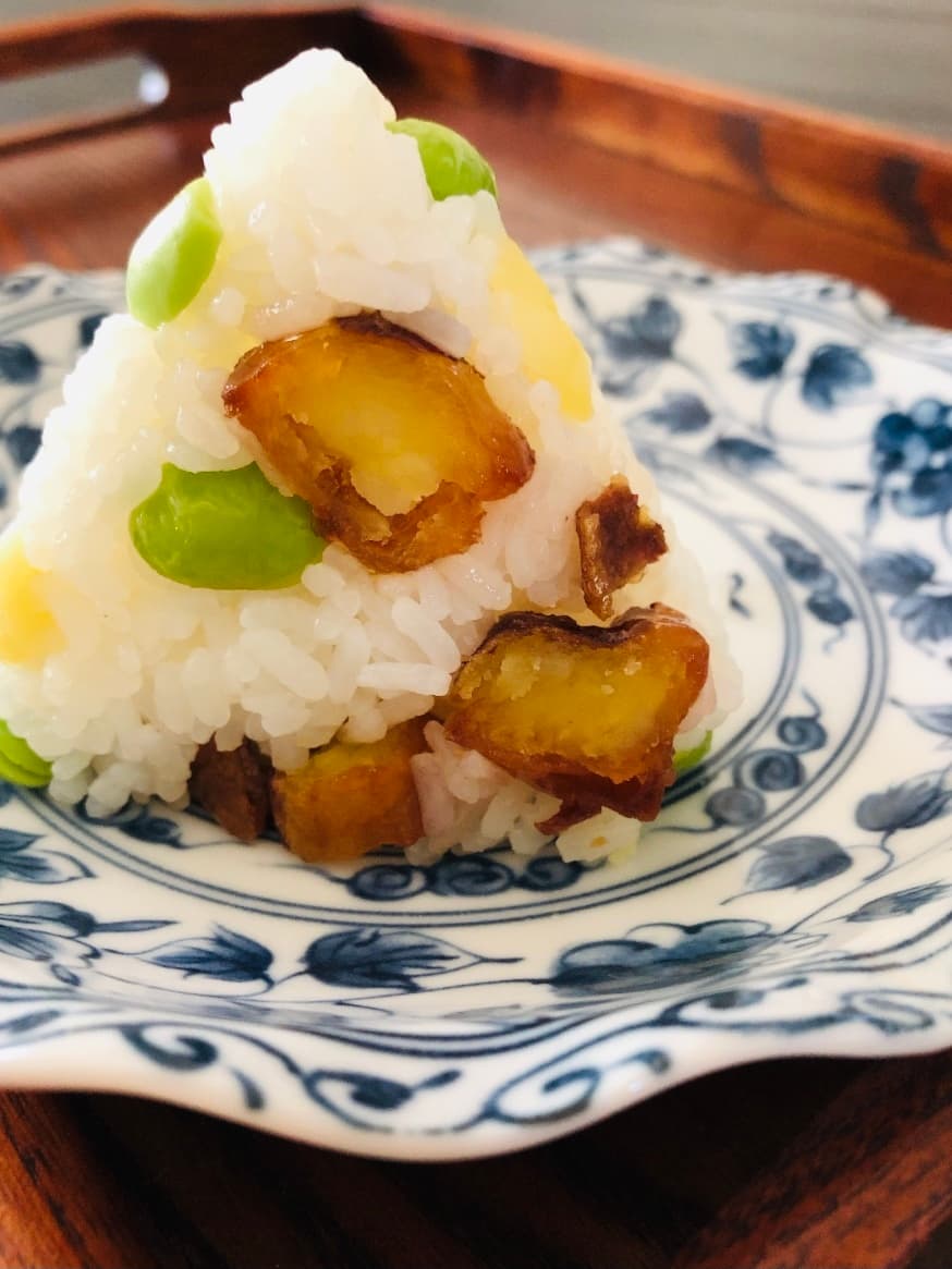 大学芋と枝豆のおにぎりの完成写真
