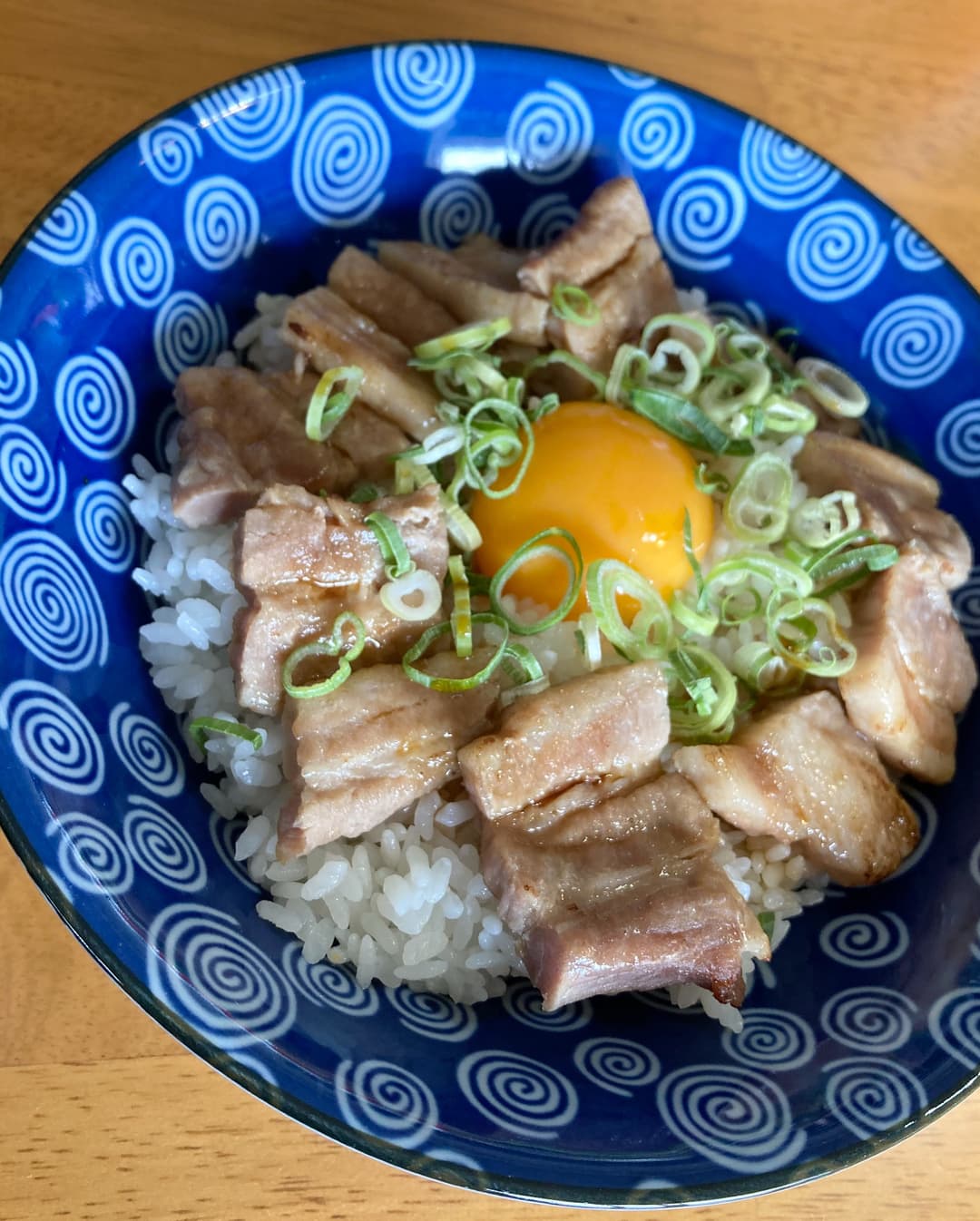 厚切り豚バラ丼の完成写真