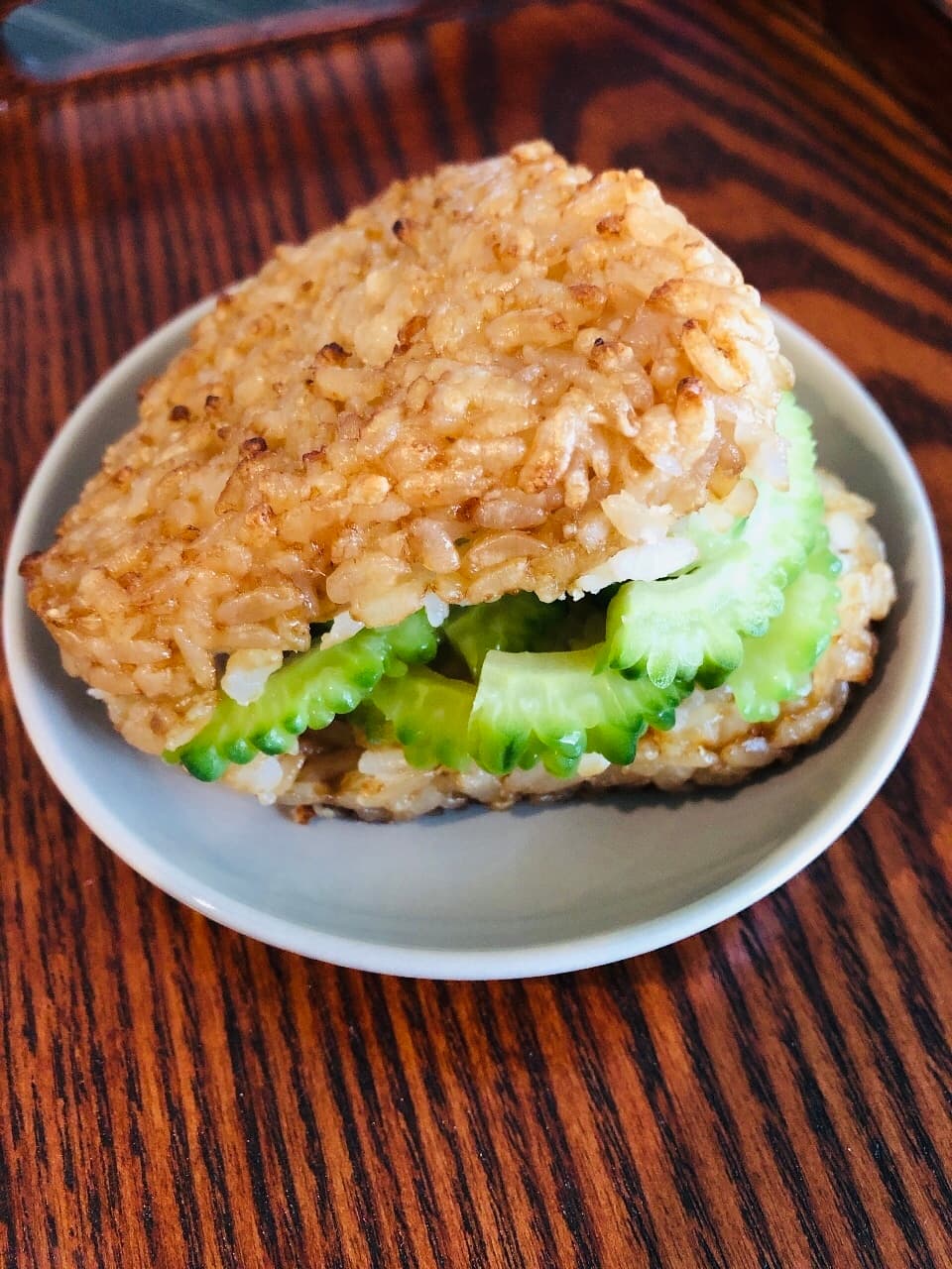 ゴーヤを挟んだ焼きおにぎりの完成写真