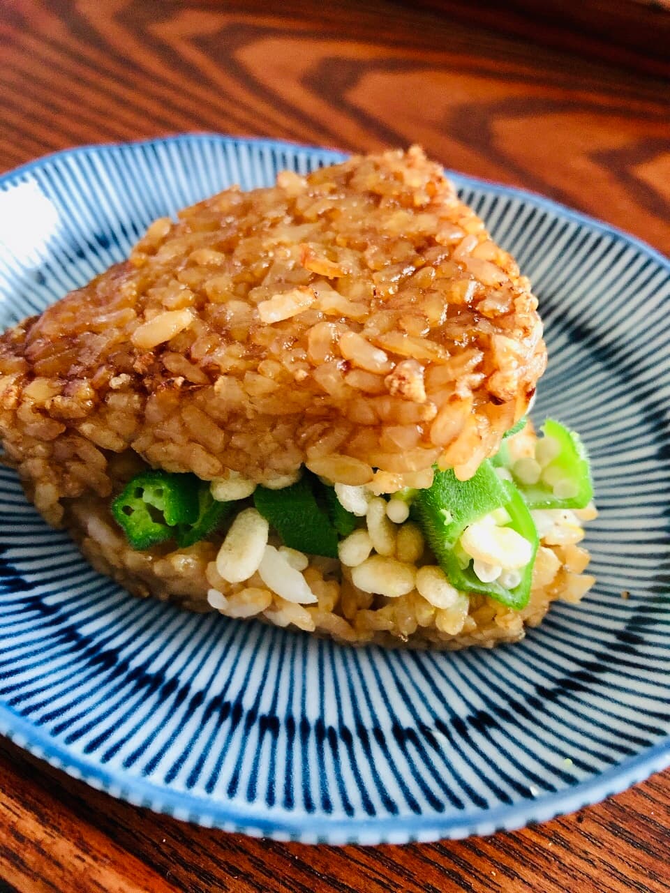 オクラと天かすを挟んだ焼きおにぎりの完成写真