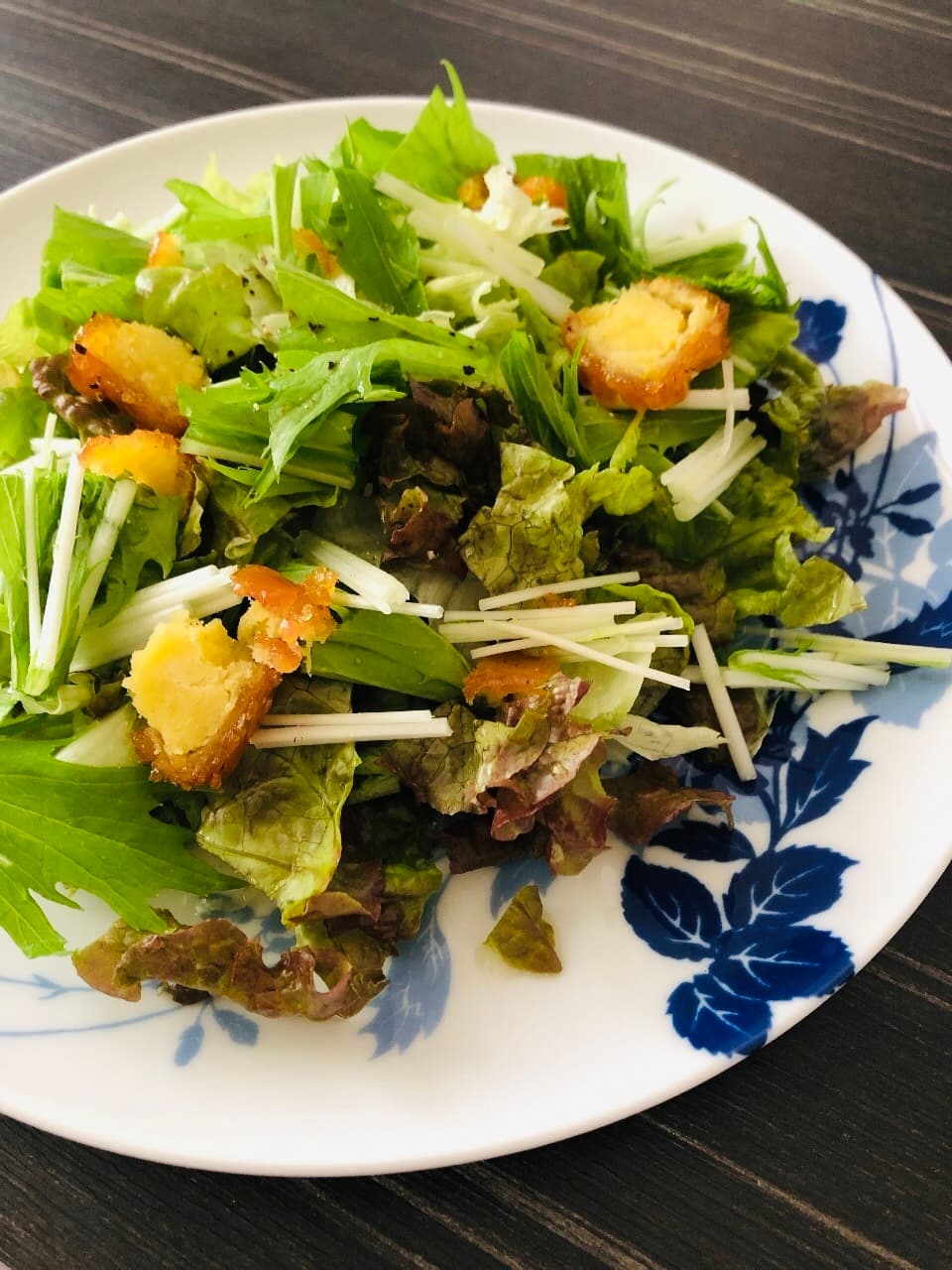 レタスと水菜と大学芋のサラダの完成写真
