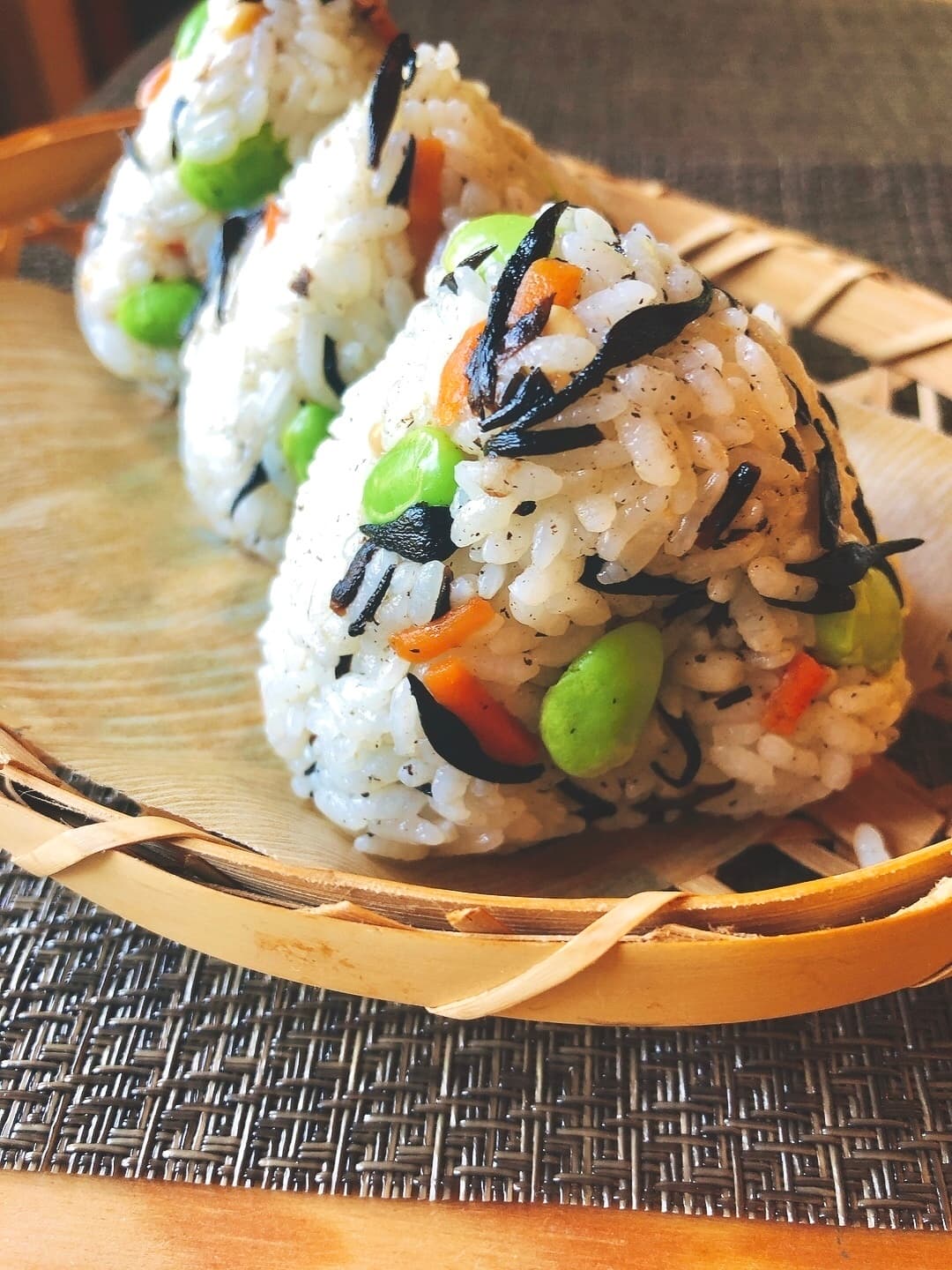 枝豆とひじきのもち麦にぎりの完成写真