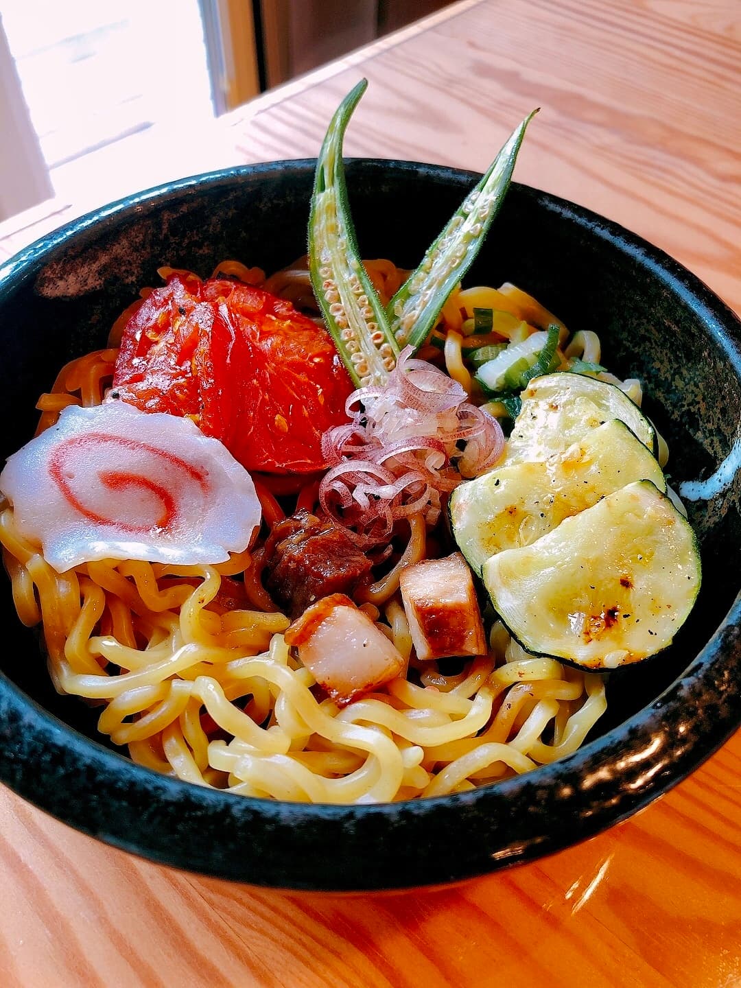 夏野菜グリルのせ油そばの完成写真