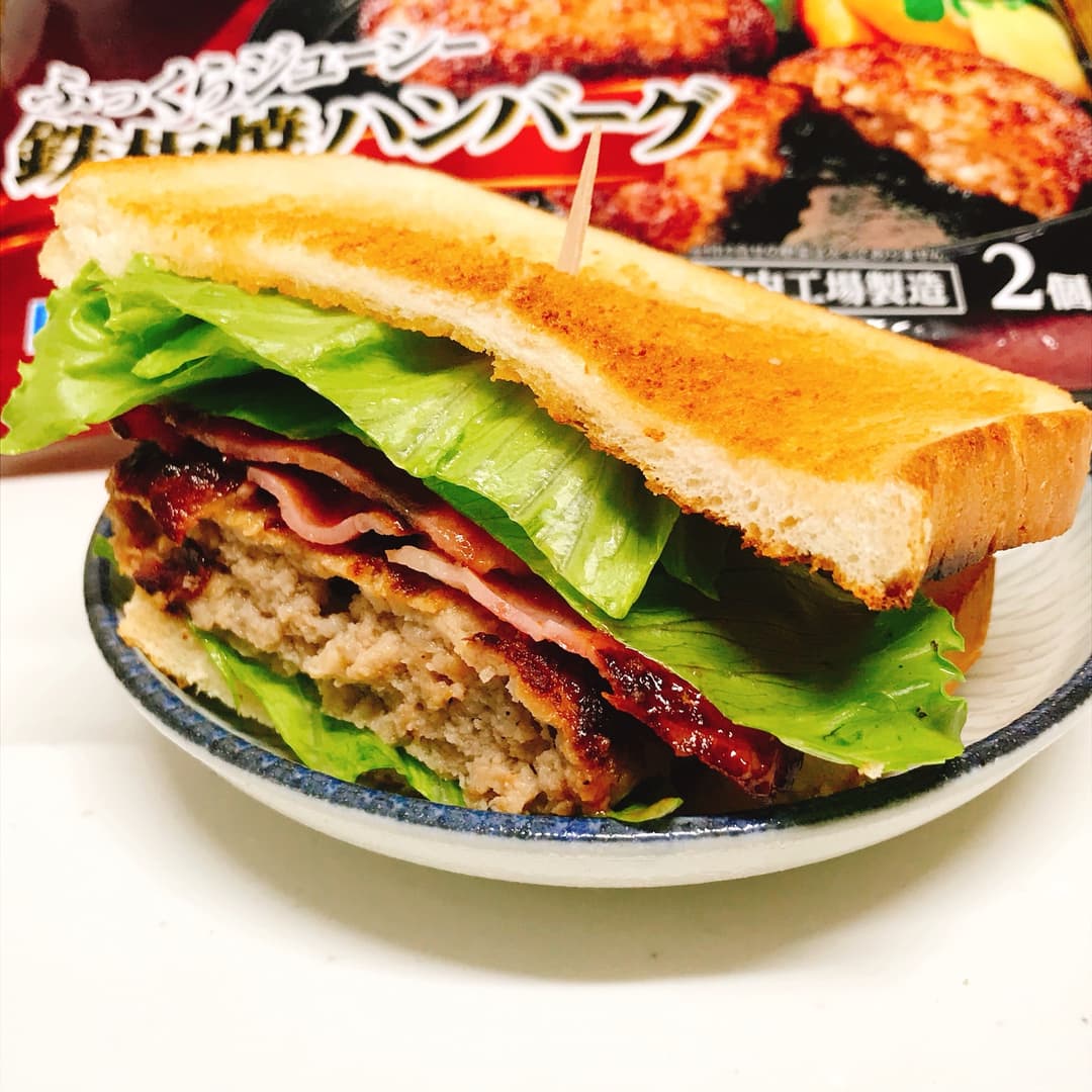 鉄板焼ハンバーグのベーコンレタスサンドの完成写真