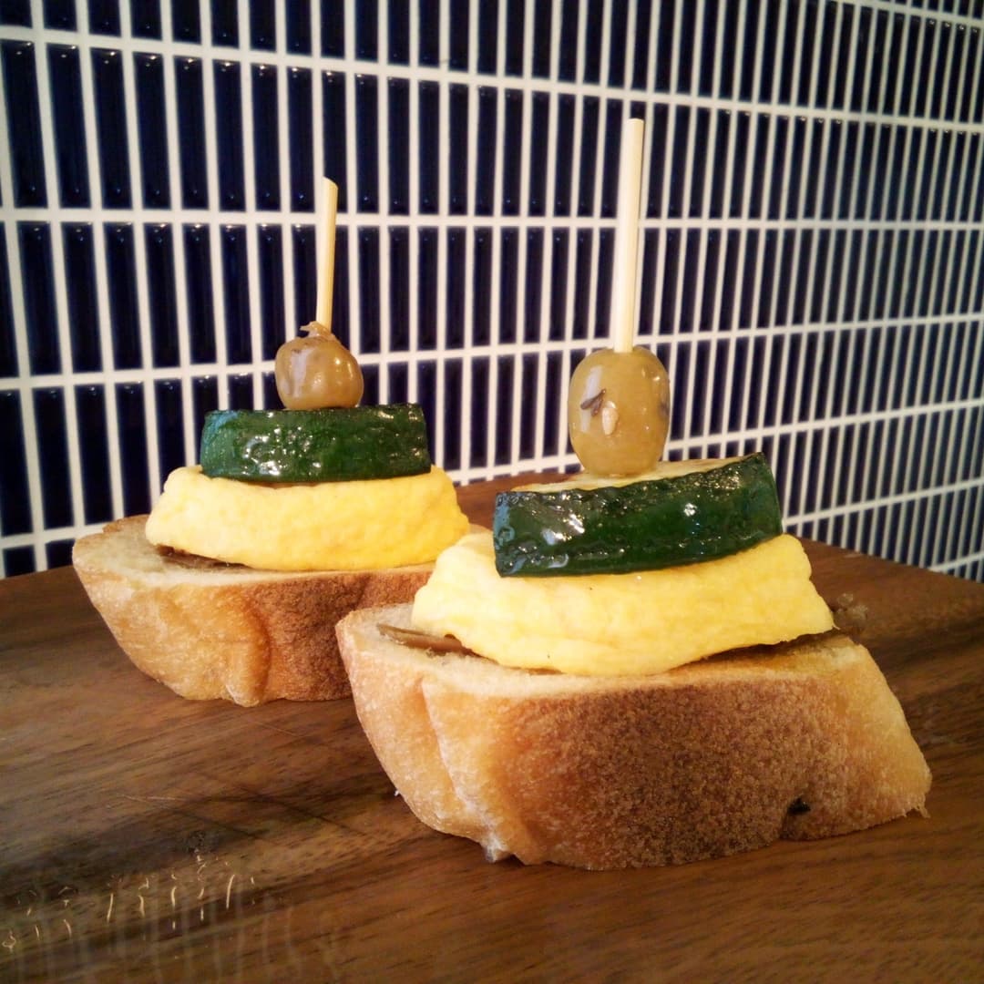 トマトオムレツとズッキーニのピンチョスの完成写真