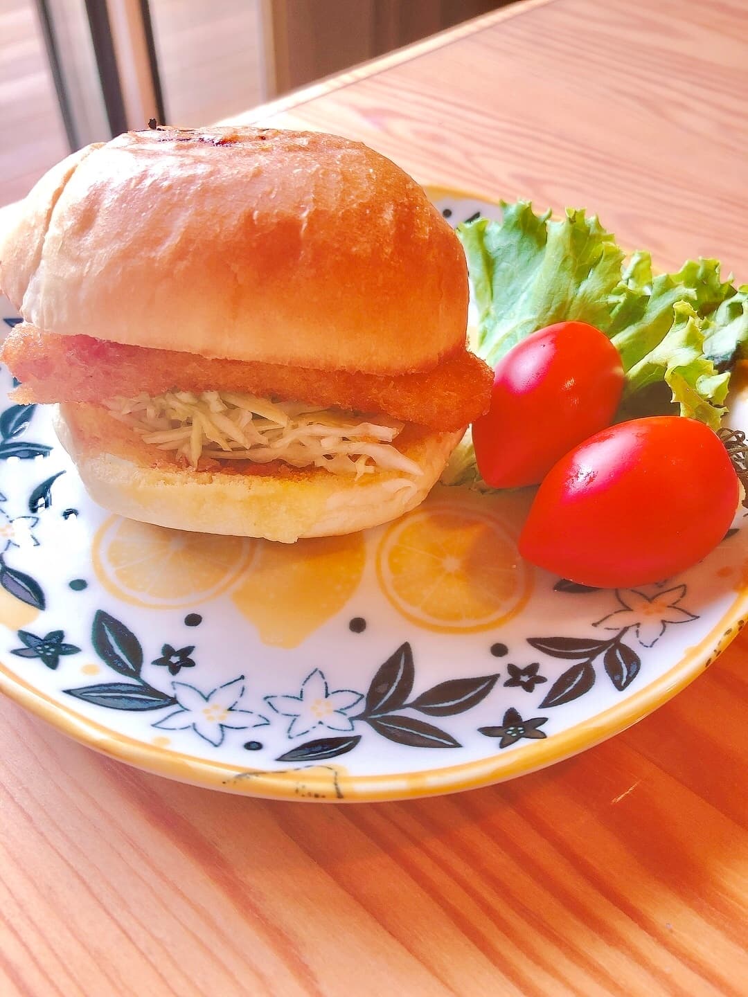 カレー味のチーズハムカツバーガーの完成写真