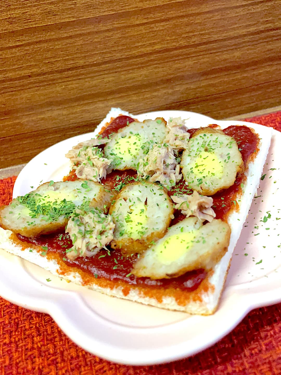 お肉で巻いたチーズのピザ風トーストの完成写真