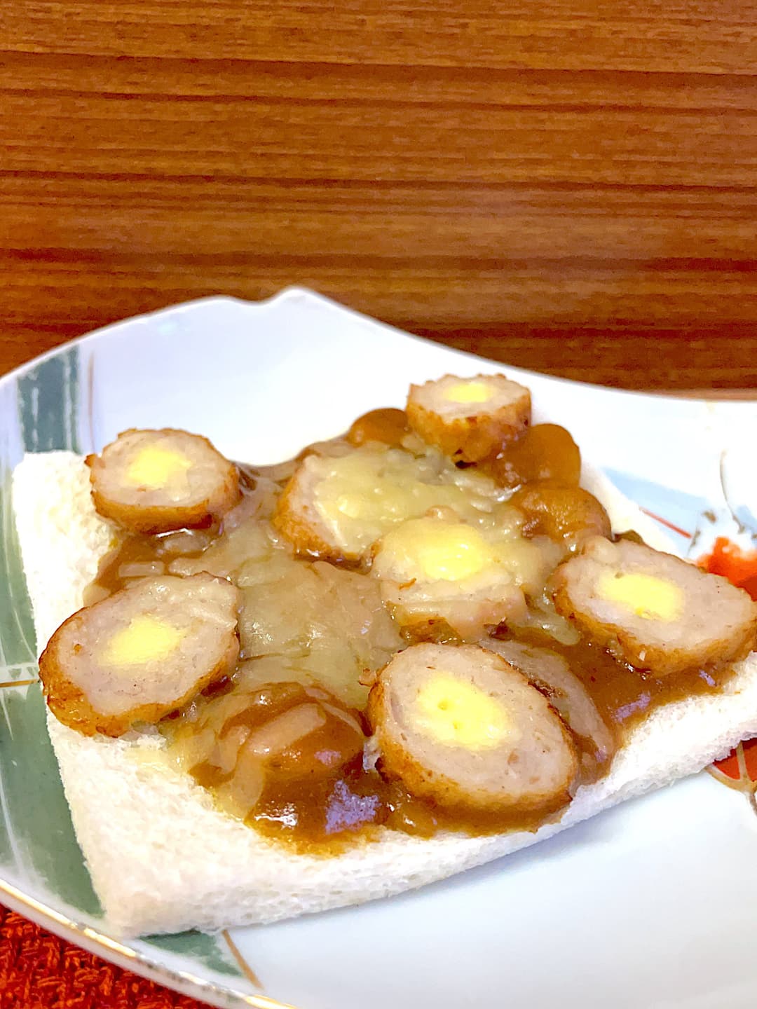お肉で巻いたチーズのカレートーストの完成写真