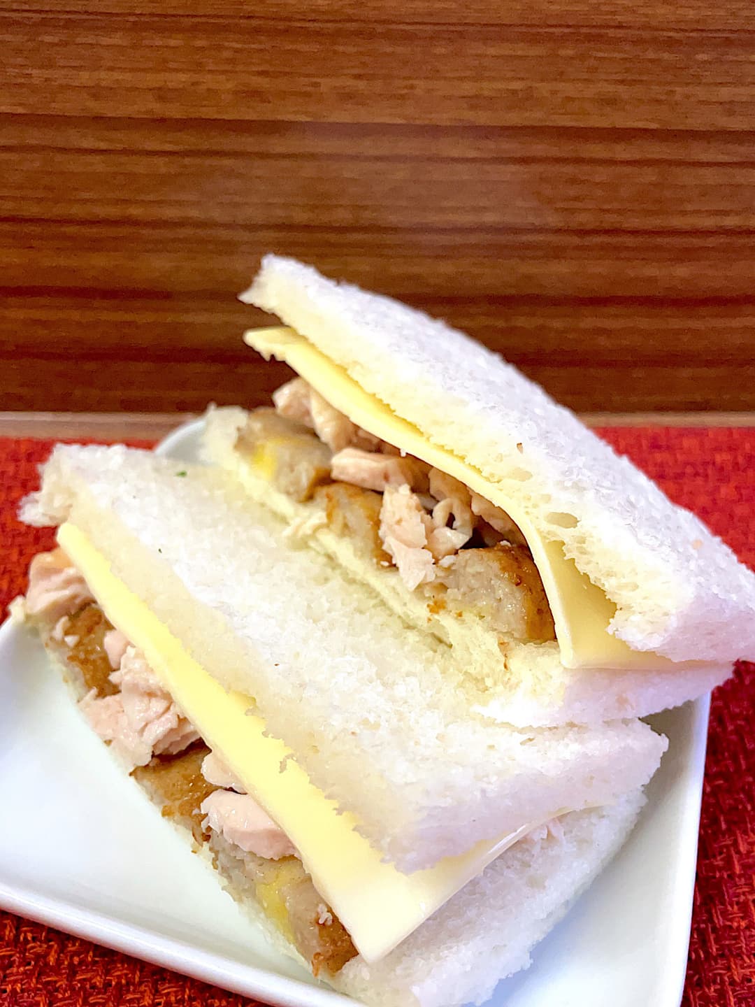 お肉で巻いたチーズのチキンサンドの完成写真