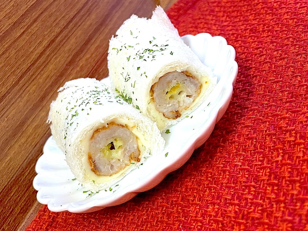 お肉で巻いたチーズの食パンロールの完成写真