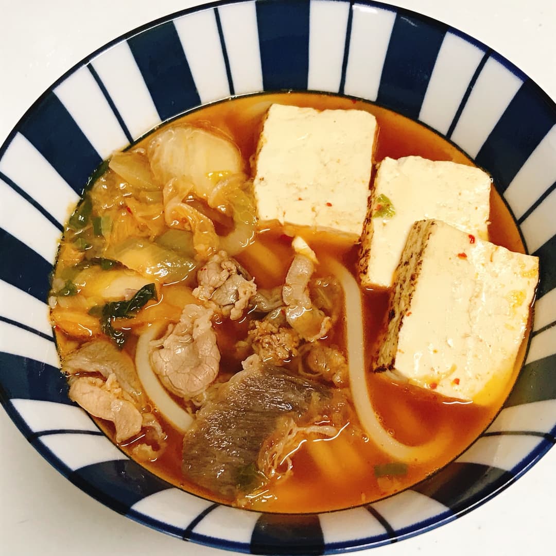 キムチチゲ風肉うどんの完成写真