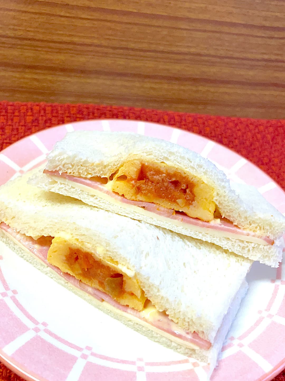 トマトオムレツのベーコンチーズサンドの完成写真
