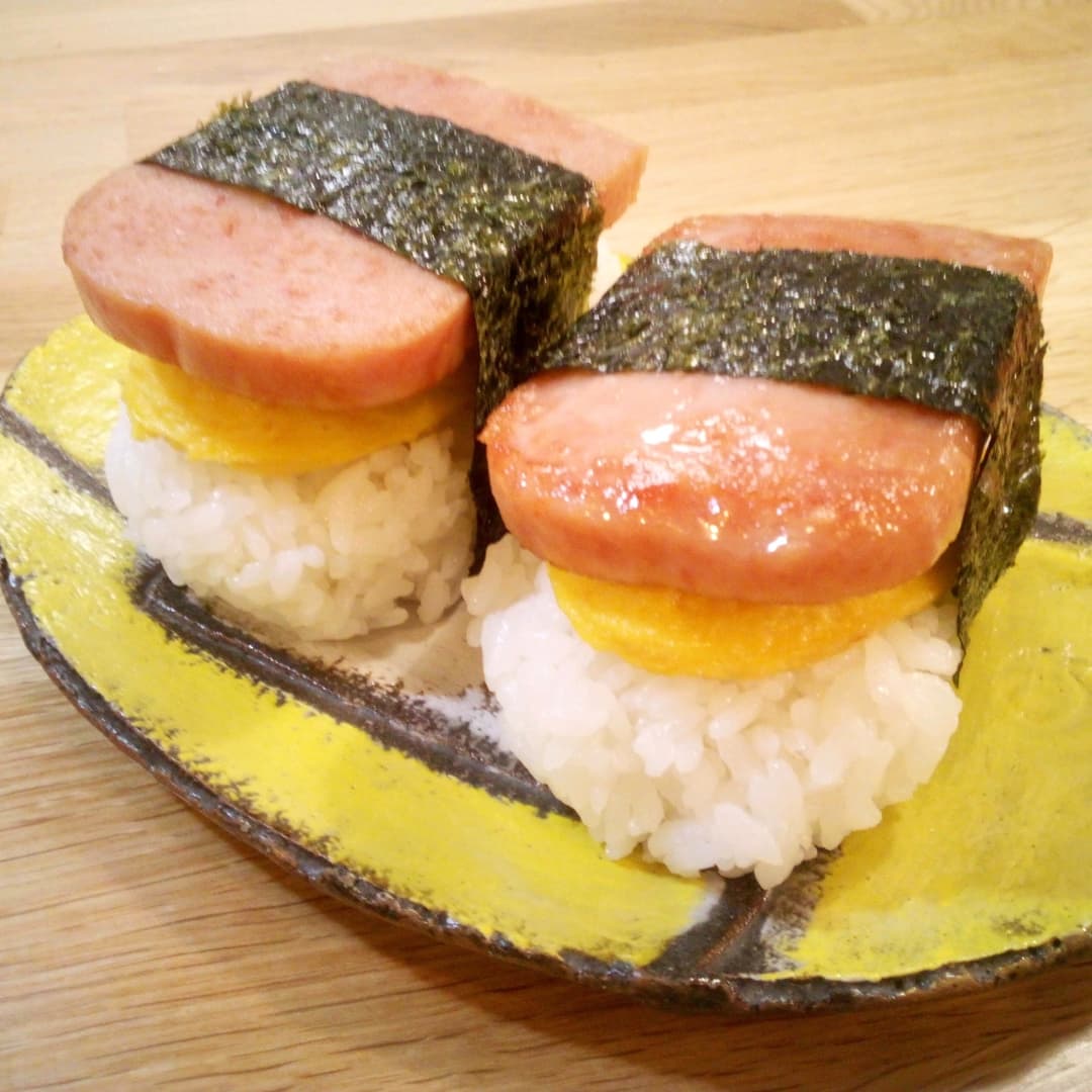 ふっくらオムレツでスパムにぎりの完成写真