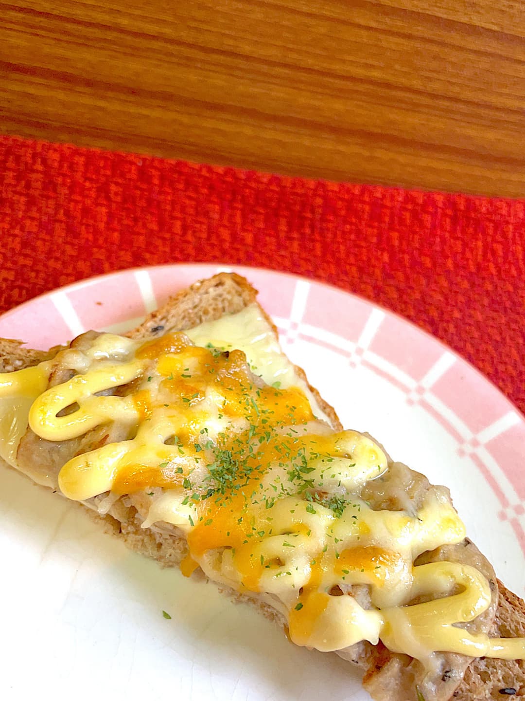 チキングリルの2種チーズトーストの完成写真