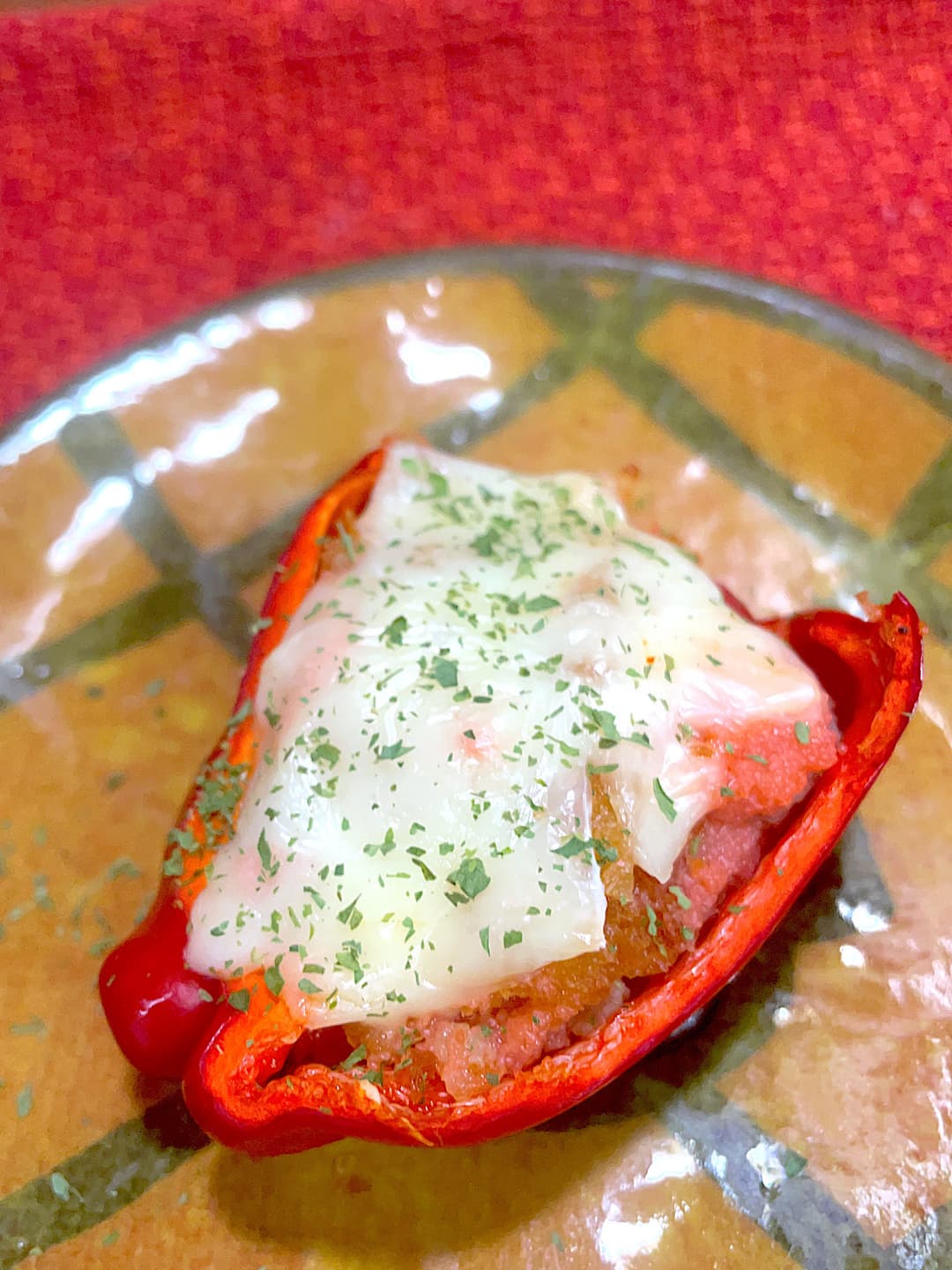 赤ピーマンのチーズメンチカツ詰めの完成写真