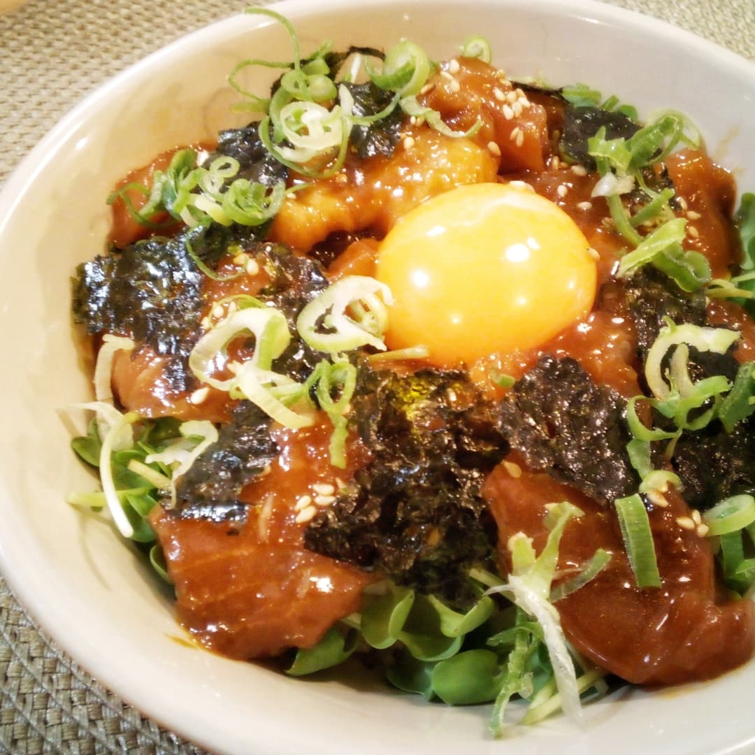 エビチリソースでサーモンユッケ丼の完成写真