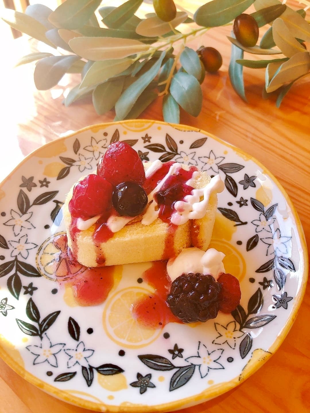 ミックスベリーのせロールケーキの完成写真